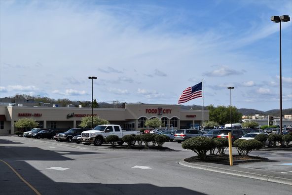 Manhattan Place Shopping Center: 1175 Oak Ridge Turnpike, Oak Ridge, TN 37830